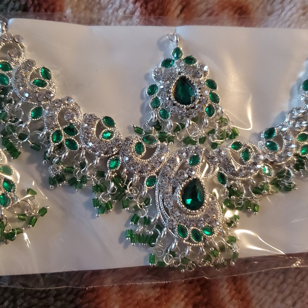 3 /$30 BRAND NEW INDIAN WEDDING JEWELRY SET,UNOPENED AND 2 EARINGS